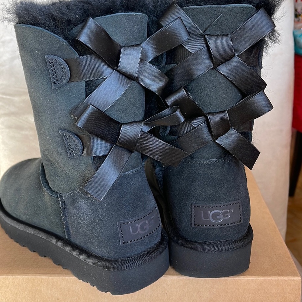 Uggs Bailey Bow boots NEW with box, size 5, warm and cute